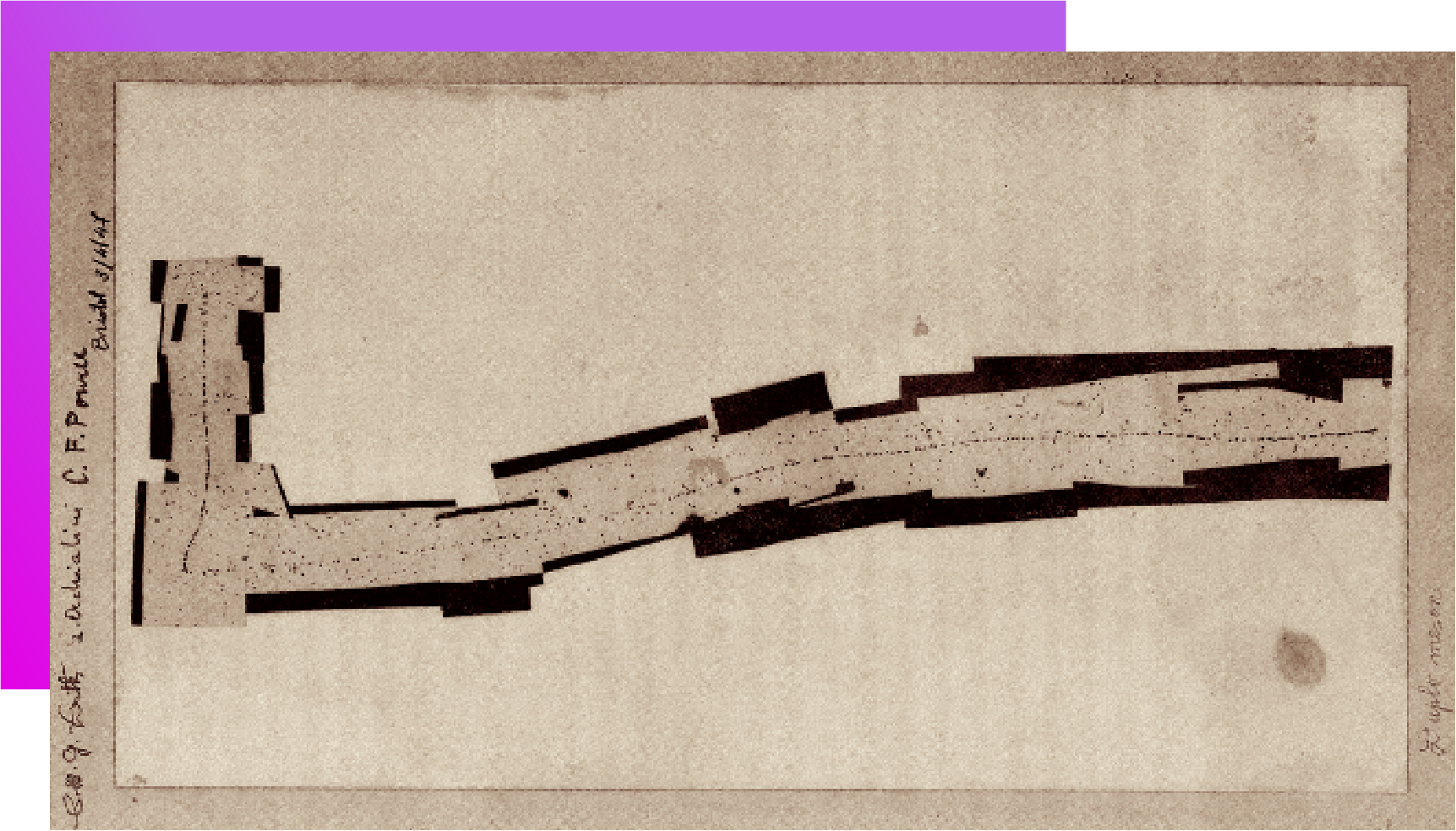 Emulsão nuclear marcada pela trajetória de um méson pi (tracejado curto vertival) desintegrando-se em um múon (tracejado longo horizontal). A imagem é uma composição de fotografias tiradas com o auxílio de um microscópio. À direita pode-se ver as assinaturas de Lattes, Occhialini e Powell, com data de 3 de abril de 1947, em Bristol.​