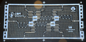 Chip contendo 4 qubits supercondutores e as respectivas cavidades para controle e leitura dos sinais, construído pelo CBPF em parceria com Petrobras e Unicamp.