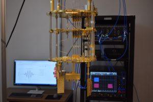 Unidade de diluição do refrigerador de diluição instalado. Utilizado para resfriar os chips supercondutores, alcança uma temperatura de base de 7 milikelvin.